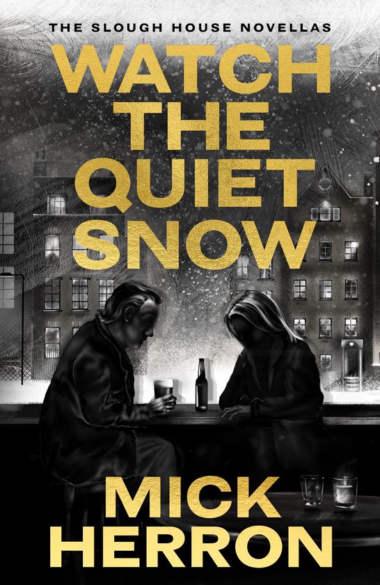 Couverture du livre 'Watch the Quiet Snow' montrant deux silhouettes assises à une table de bar, avec une bouteille et des verres. Le titre est en lettres dorées.