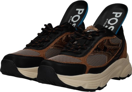 Paar zwarte sneakers met bruine suède en metallic details, en blauwe binnenzolen.