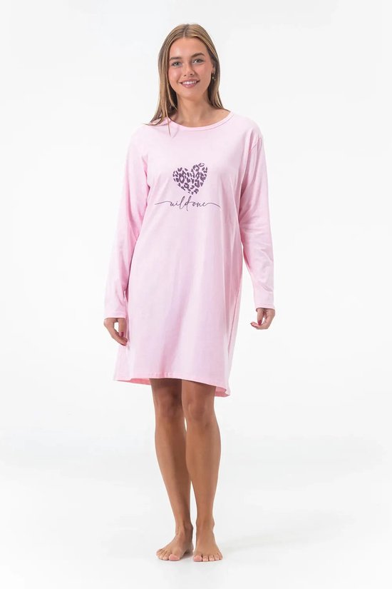 Roze nachthemd met lange mouwen en panterprint hart met tekst 'wild one'. Model op witte achtergrond.