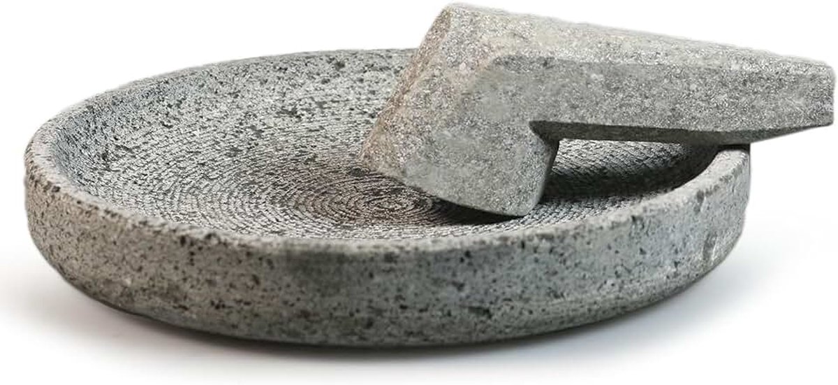 Vijzel van vulkanische natuursteen, traditioneel Indonesisch keukengereedschap voor het hakken en malen, robuust en duurzaam, veelzijdig als serveerschaal, diameter 25 cm
