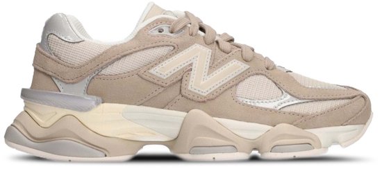 New Balance 9060 damessneaker in driftwood bruin, met beige suède overlays, N-logo en een dikke zool.