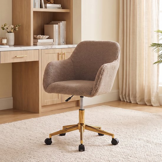 Fauteuil de bureau en polaire teddy marron avec piètement pivotant doré et roulettes, réglable en hauteur.