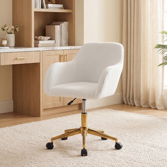 Fauteuil de bureau en polaire teddy blanc avec pieds dorés, réglable en hauteur et pivotant à 360 degrés.
