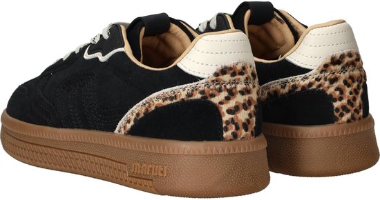 Zwarte sneakers met luipaardprint detail op de hak. Bruine zool met "Maruti" logo.