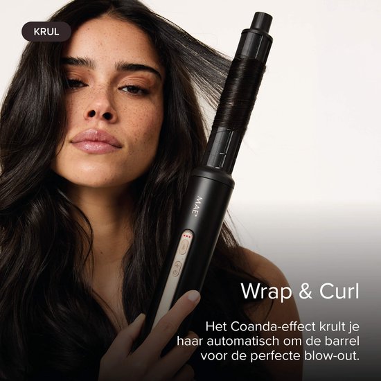 Model met lang, donker, golvend haar, wordt gefotografeerd terwijl de MAE Airstyler II krullen in haar haar maakt met het Coanda-effect.