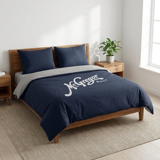 Housse de couette bleu marine avec logo McGregor, réversible côté taupe. Deux taies d'oreiller bleu marine.