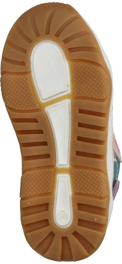Onderkant van een sneaker met bruine rubberen zool en groeven.