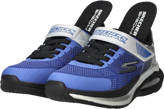Paar blauwe Skechers sneakers met klittenbandsluiting, zwarte veters en air-zool.