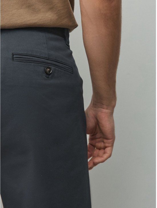 Next - Heren - Katoenrijke chino met stretch en rechte pijpen - Grijs