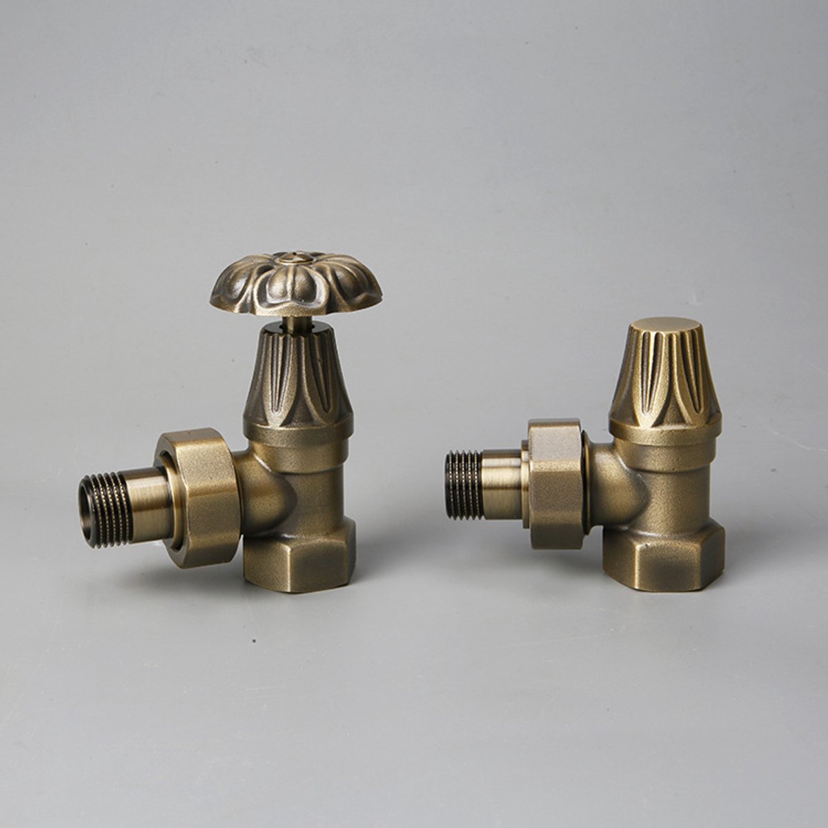 Handmatige radiatorkraan 1/2"F – Set met regelbocht - ontluchter en afsluitplug – Decoratieve bloemvormige handgreep