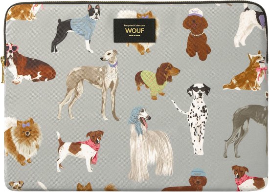 Housse d'ordinateur portable sur fond gris avec un motif de chiens portant des vêtements et des accessoires.