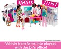 Barbie ambulance die transformeert in een dokterspraktijk met onderzoekstafel en poppen. Inclusief krukken.