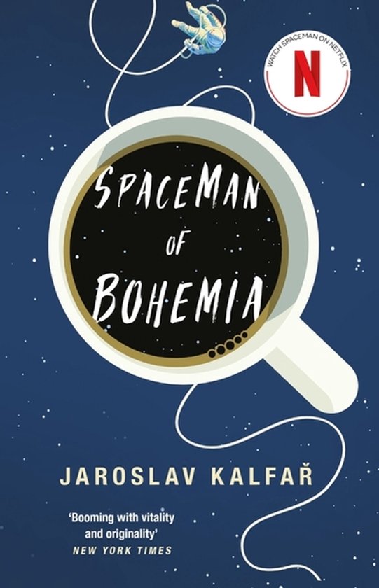 Couverture du livre 'Spaceman of Bohemia' avec une tasse de café et un astronaute dans l'espace. Regardez Spaceman sur Netflix.