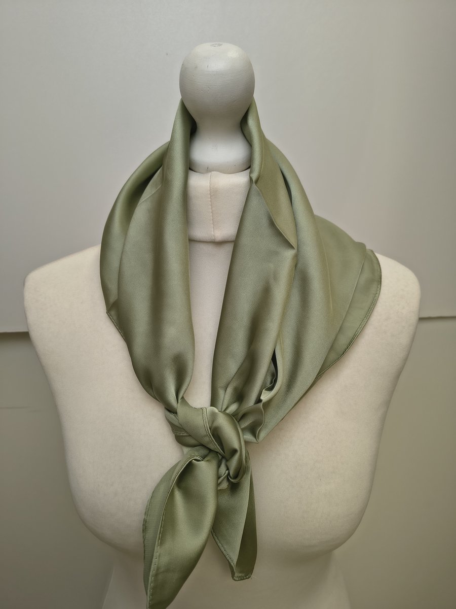 Vierkante dames sjaal Hildegard-effen olijf groen-uni-neksjaal-halssjaal-70x70