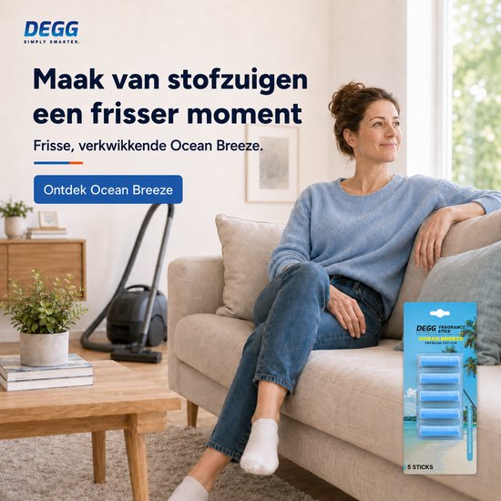 Vrouw zit op een bank in een woonkamer, met een stofzuiger en DEGG geurstaafjes.