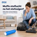 Vrouw trekt vies gezicht terwijl ze stofzuigt, met een geurstaafje op de vloer.