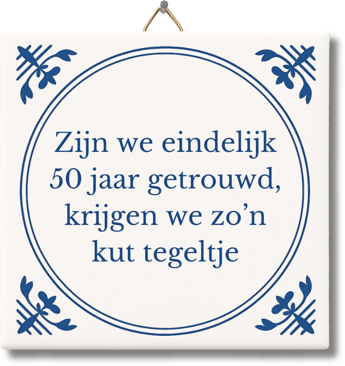Tegeltje met Tekst van NietMokken® – Zijn we eindelijk 50 jaar getrouwd, krijgen we zo'n kut tegeltje – Cadeau 50 jaar huwelijk (Gouden Bruiloft) – Tegeltje met ophanghaakje – Inclusief premium verpakking, gratis viltje en ansichtkaart – Glossy