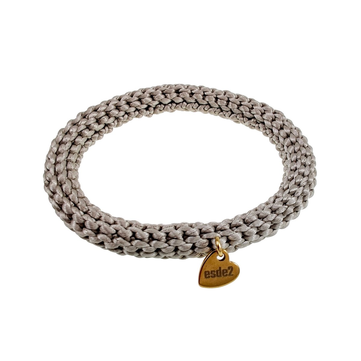 Crochet Damesarmband Aardse Lichtgrijze van Satijnkoord met Goudkleur RVS Hart Bedel, Breed 10 mm - Polslenmaat 16 tot 17 cm