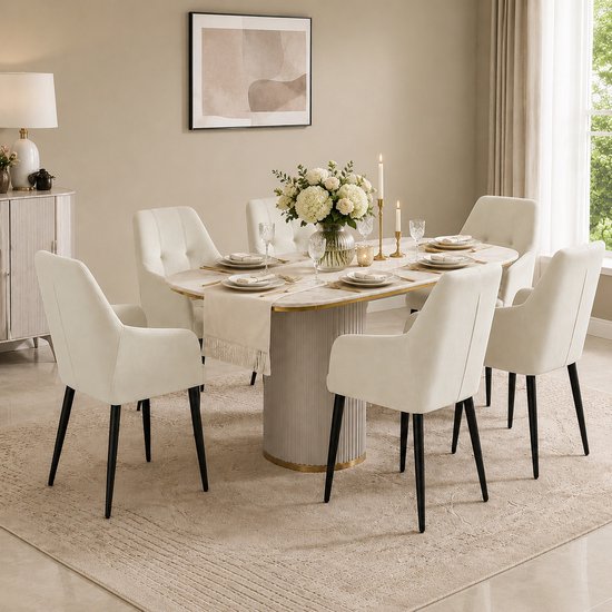 Een ovale eettafel met zes witte fluwelen stoelen met zwarte poten, gedekt voor een diner.