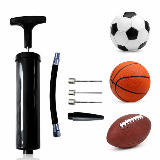 Zwarte handpomp met slang en naalden, naast een voetbal, basketbal en American football.
