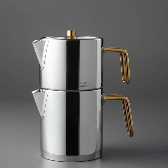 Zilverkleurige theepot met gouden handvatten en deksel, met het Jumbo logo, op een grijze achtergrond.