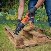 Oranje en zwarte Black+Decker reciprozaag in gebruik op een houten pallet.