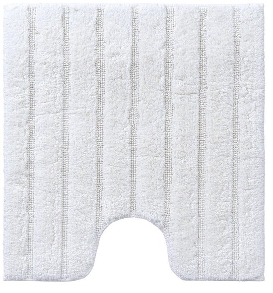 Witte, U-vormige badmat met verticale ribbels, op een witte achtergrond.