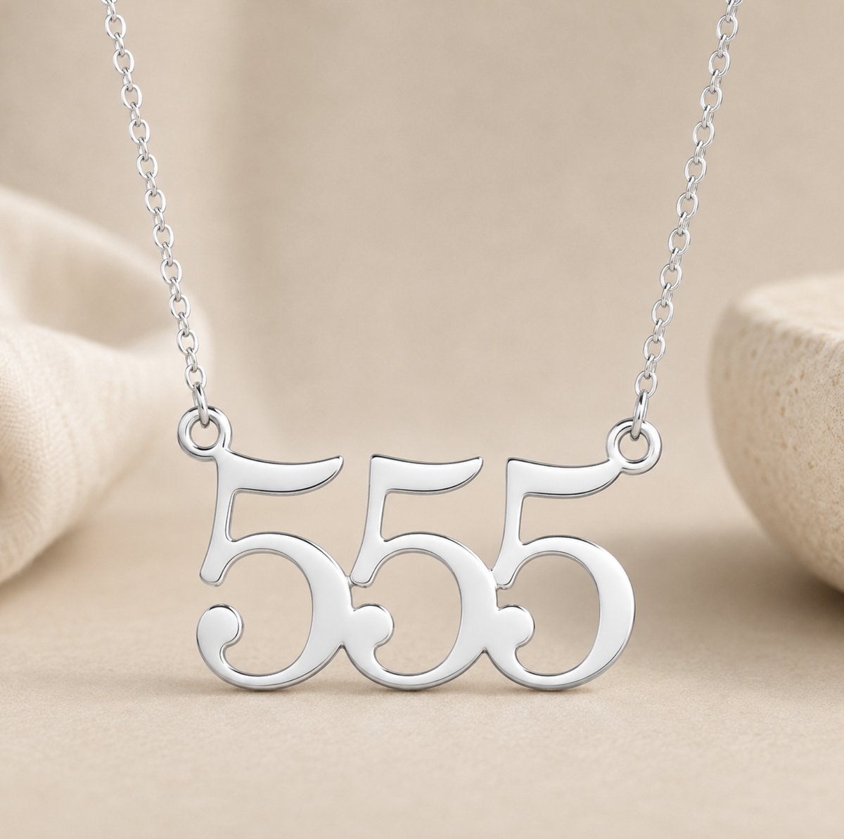 Maevi® Ketting met Engel Getal - 555 - Kleur: Zilver - Hoge Kwaliteit - Roestvrijstaal / RVS / Stainless Steel - Verkleurt Niet - Angel Number - Necklace - Engelgetal Ketting - Spiritueel - Sieraden - Numerologie - 555 Ketting Betekenis