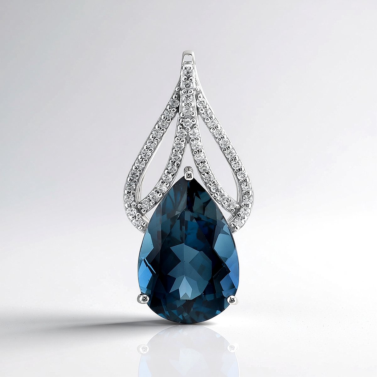 Cavill - Zilveren hanger 925 sterling met 5,56 ct peervormige Londen blauwe topaas & 45 Tanzanische zirkonia's - Elegant gerhodineerd