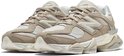 Gezicht op de New Balance 9060 dames sneakers in beige en off-white met een dikke zool.