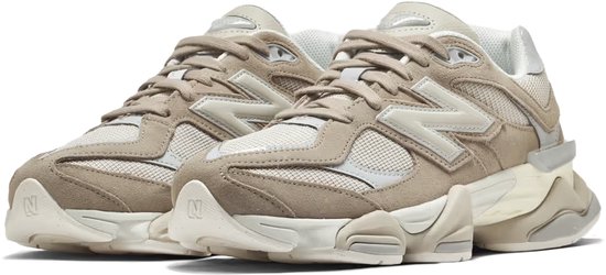 Gezicht op de New Balance 9060 dames sneakers in beige en off-white met een dikke zool.