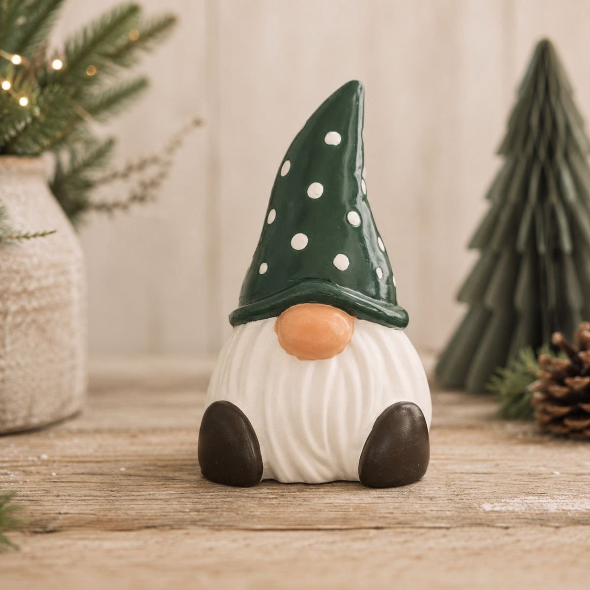 Kerstkabouter met groene stippenmuts 9cm x 5cm - Kerstbeeldje handgemaakt - Gnoom figuurtje