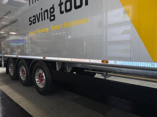 Zilveren oplegger met zwarte spatborden, reflecterende tape en gele accenten.