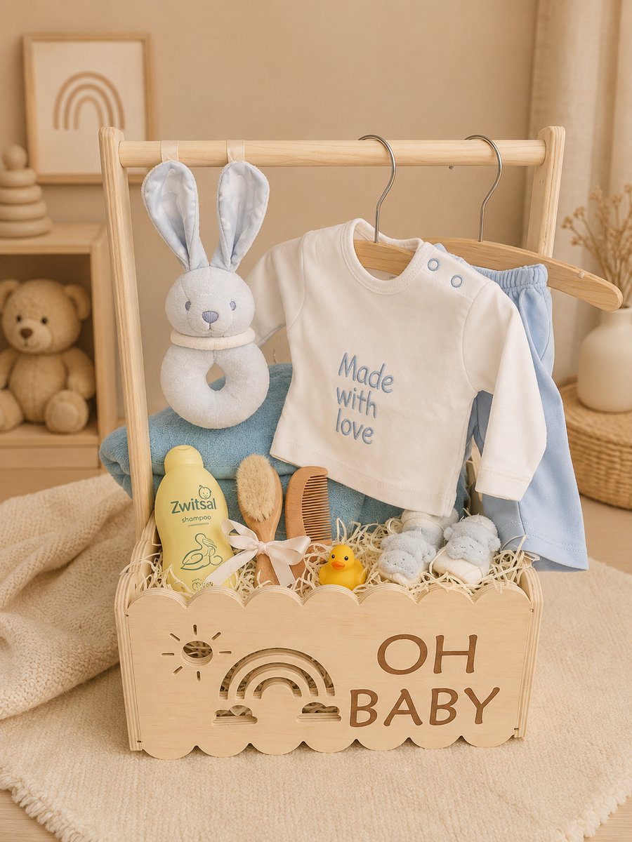 Kraamcadeau Blauw 12 stuks - Hawsaz.nl cadeau - Luxe Welkomstpakket - Geboortecadeau - babyshower - Babyset - Babykado - Babygeschenk - Babyverzorging Zwitsal - Babykleding - Badcape - Rammelaar - Houten Babykist Deluxe - Gepersonaliseerde