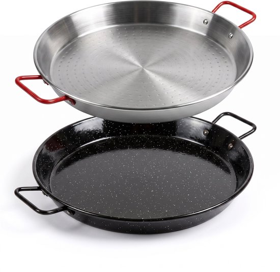 Twee paellaspannn: één van roestvrij staal met rode handvatten en één geëmailleerde zwarte pan met zwarte handvatten.