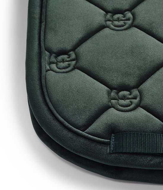Donkergroen, doorgestikt zadeldek met ingelegde logo's en een donkergroene band.