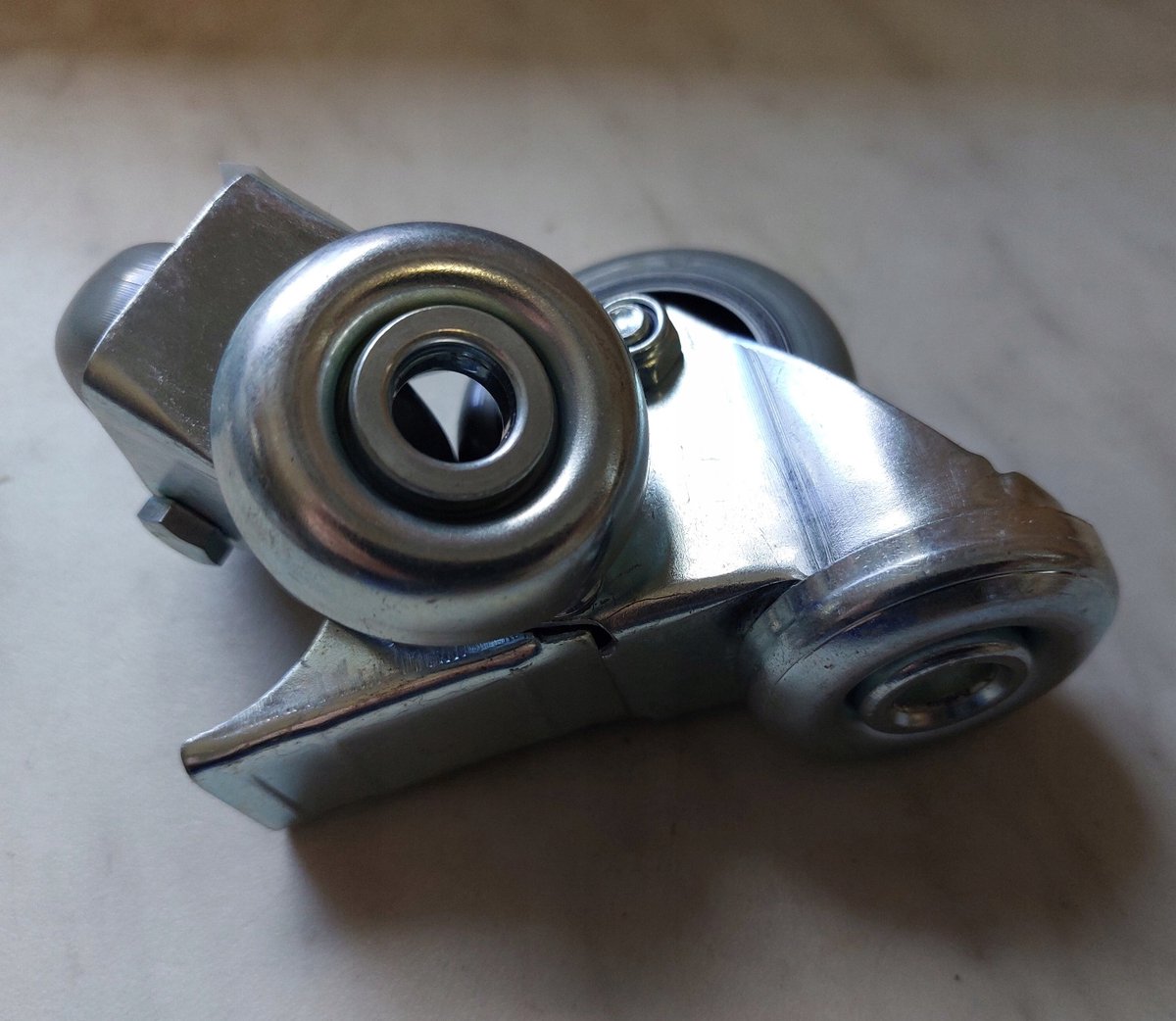 Zwenkbaar meubilairwiel met rem, 50mm polyurethaan, gatbevestiging