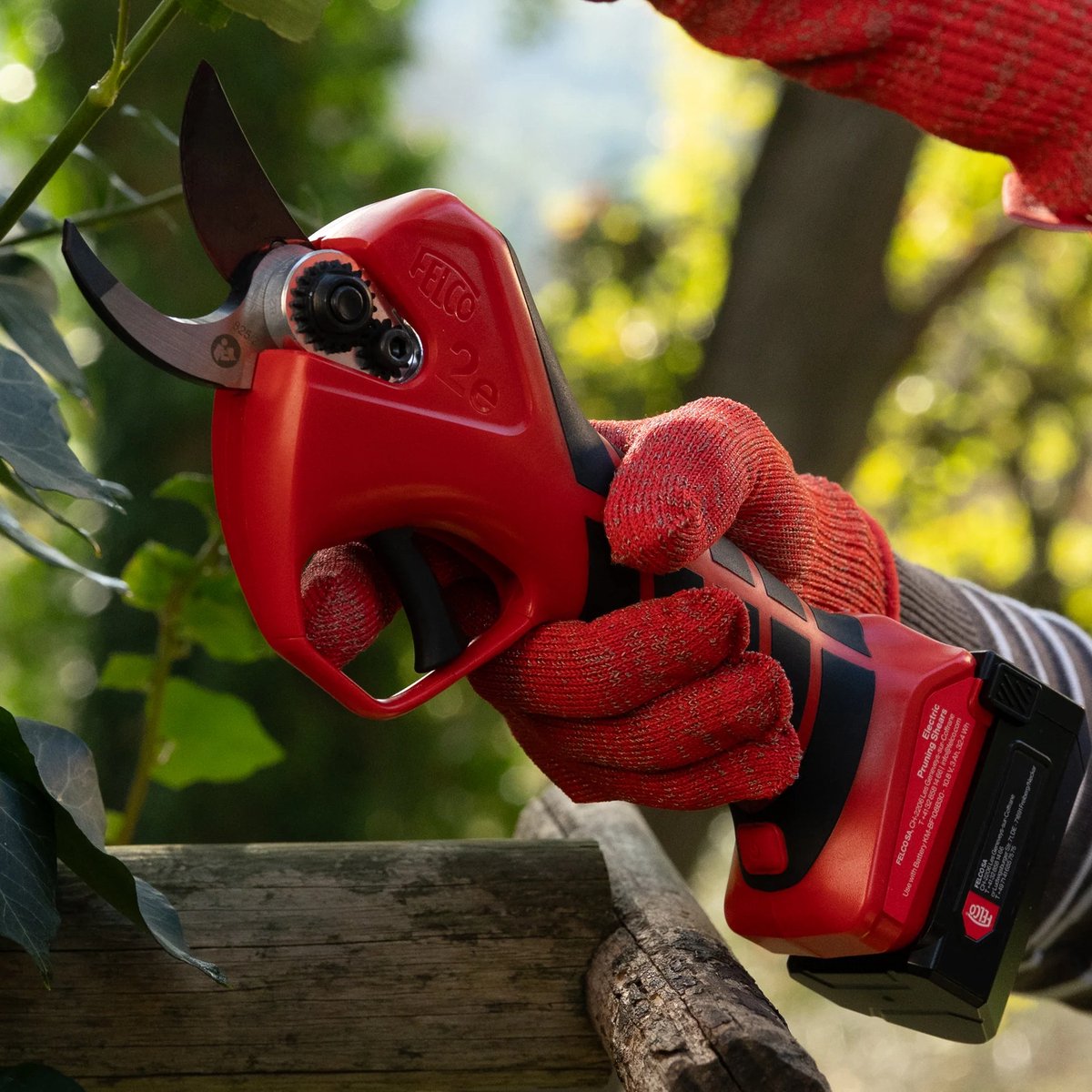 Felco 2e Electric Pruning Shears - Battery Included - Cuts up to Ø 27 mm