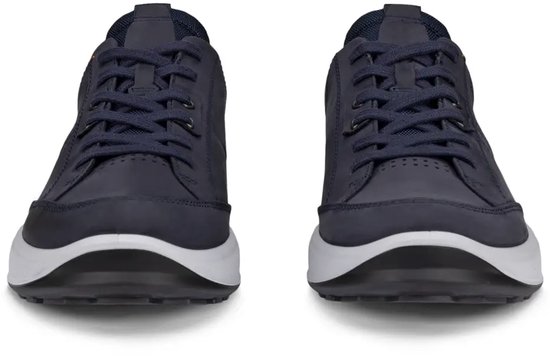 Blauwe Ecco sneakers van nubuck met witte zolen en veters.