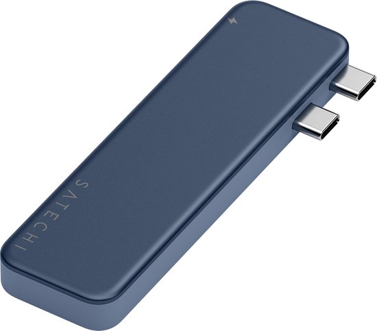 Blauwe Satechi USB-C hub met twee USB-C connectoren en het Satechi logo.