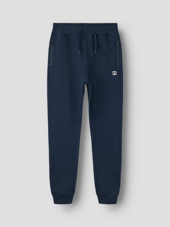 Donkerblauwe joggingbroek met trekkoord, ritssluitingen op de zakken en een wit logo.