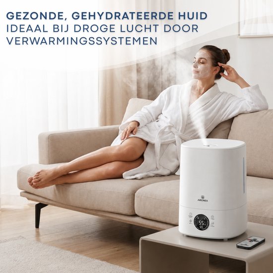 Vrouw met gezichtsmasker ontspant op bank naast witte Aironex luchtbevochtiger.