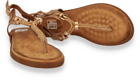 Twee gouden sandalen met gesp, dunne bandjes en kraaltjes.