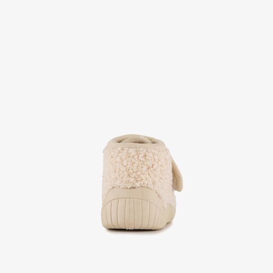 Achterkant van beige, teddy slof met bruine croissant applicatie. Rubberen zool.