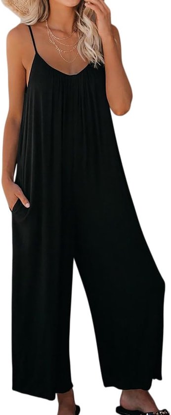 Zwarte jumpsuit met spaghettibandjes, zakken en wijde pijpen, gedragen door een model met gelaagde kettingen.