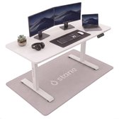 Wit elektrisch verstelbaar Stane bureau met twee monitoren, een laptop, toetsenbord, muis, koptelefoon en een plant.