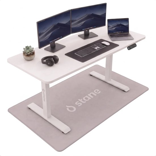 Wit elektrisch verstelbaar Stane bureau met twee monitoren, een laptop, toetsenbord, muis, koptelefoon en een plant.