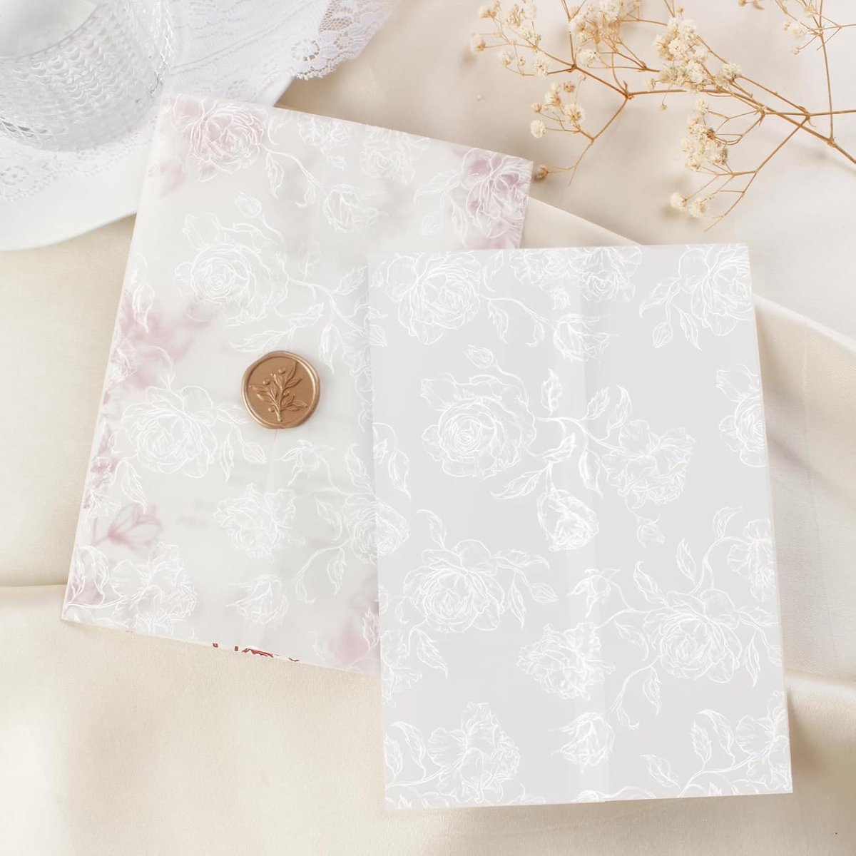 50 Vellum Hoezen Transparant, 13x18 cm, Bloemenmotief | Elegante vellum omslagen met bloemenpatroon voor bruiloftsuitnodigingen, kaarten en feestelijke gelegenheden.