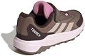 Bruine kinderschoen met roze accenten, klittenbandsluiting en beige Adidas strepen, zicht op de achterkant.