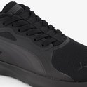 Detail van een zwarte PUMA sneaker met veters en mesh.